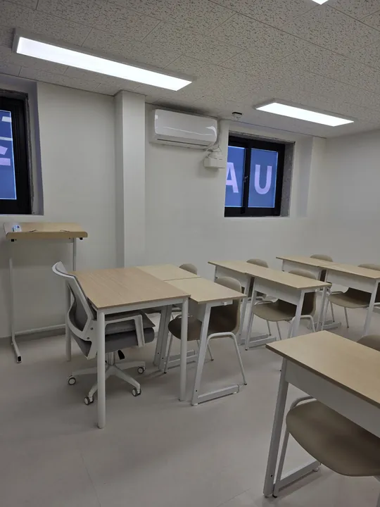 개별맞춤 수업용 책상과 의자가 배치된 UA MATH 교실